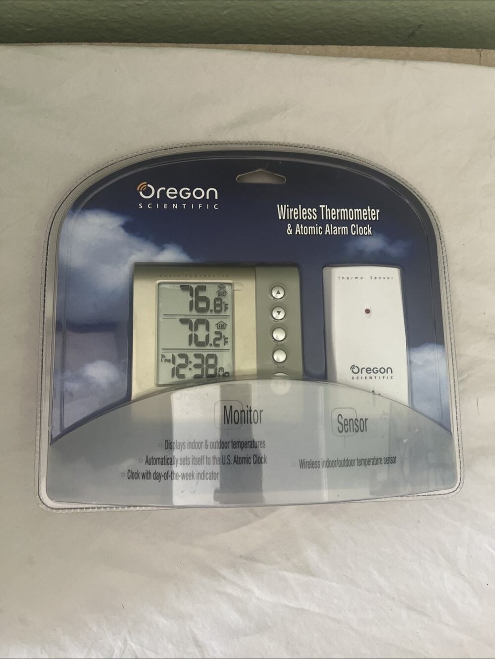 SEALED Oregon Scientific RMR602A Wireless Thermometer & Atomic Alarm Clock W001